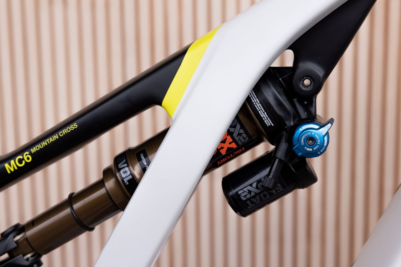 Husqvarna Mountain Cross: la nuova e-bike in carbonio dallo stile inconfondibile